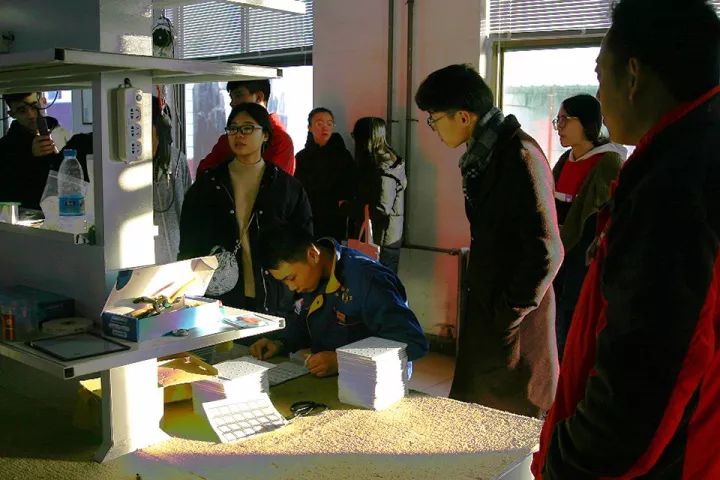 實驗班師生參觀LED生產(chǎn)車間.webp.jpg